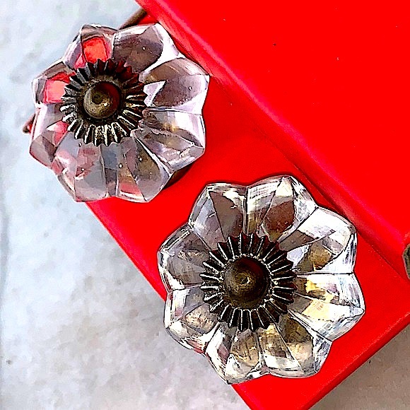 INSTANT FURNITURE UPDATE KNOBS PULLS CLEAR GLASS FLOWER SHAPE SILVER SET OF 4 - Picture 3 of 7